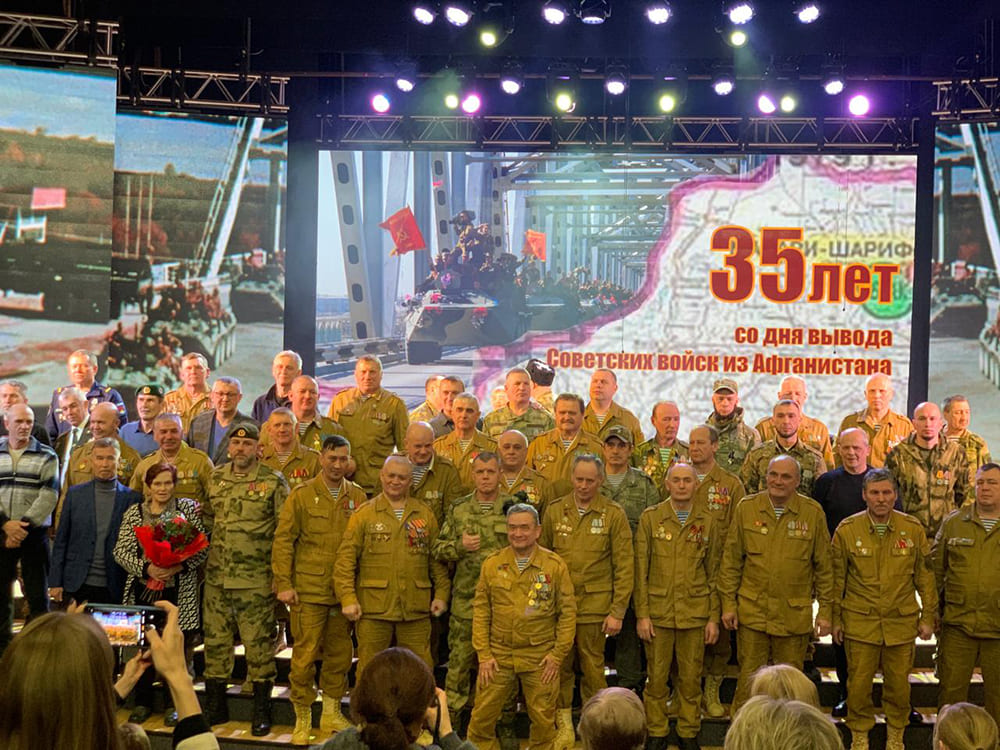 Плечом к плечу